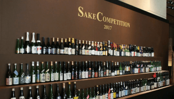 「SAKE COMPETITION」の会場でお酒が並んでいる写真