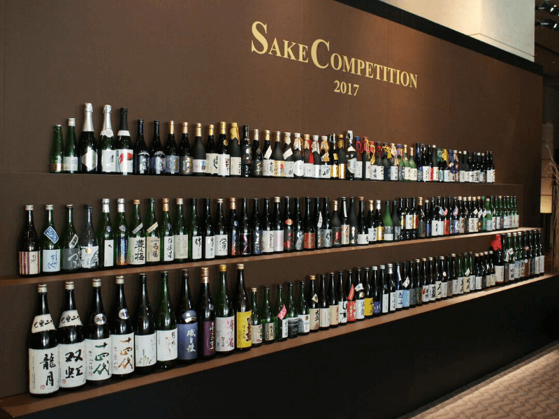 「SAKE COMPETITION」の会場でお酒が並んでいる写真