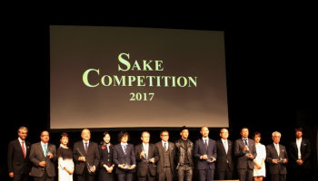 「SAKE COMPETITION 2017」の表彰式で、ステージ上に各蔵元が並んでいる様子