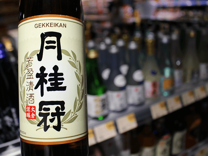 台湾で人気のお酒「月桂冠 芳盈清酒」はジェイソンズ・マーケットプレイスをはじめ、コンビニ含め多くの場所で手に入れることができる