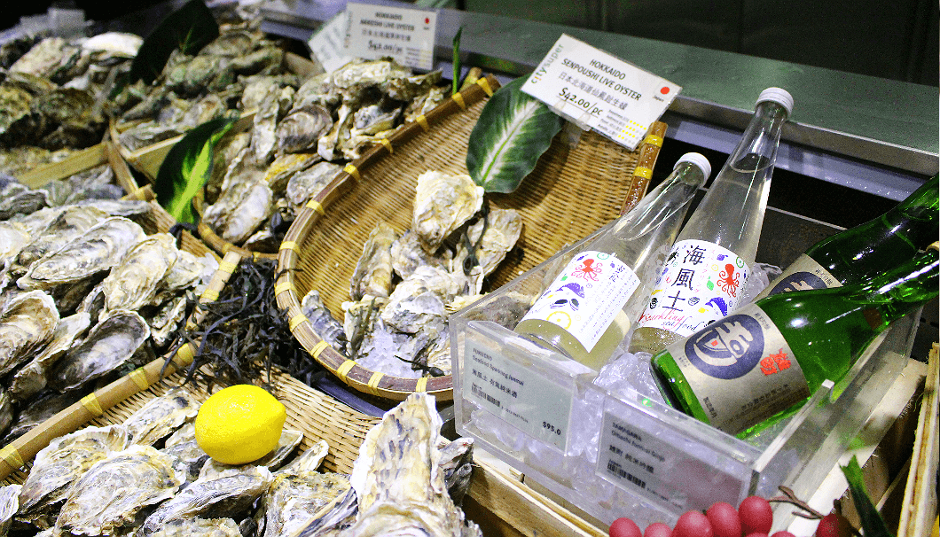 牡蠣売り場や魚売り場など、スーパーの食材売り場に当然のように日本酒も一緒に販売されている。
