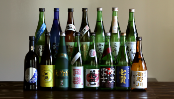 酒+蔵 な嘉屋では厳選された日本酒が並ぶ