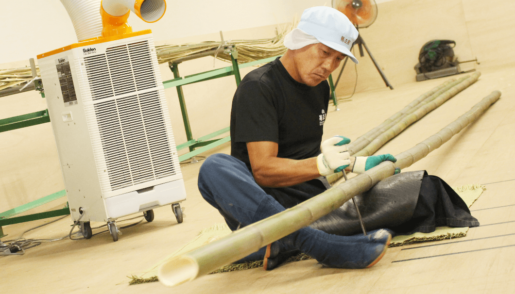 木樽を締めるための「箍」をつくる「竹割り」の作業