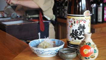 東京・三鷹「ひねもす」で提供される熱燗と料理。「牛たんと大根のおでん」と「弁天娘」