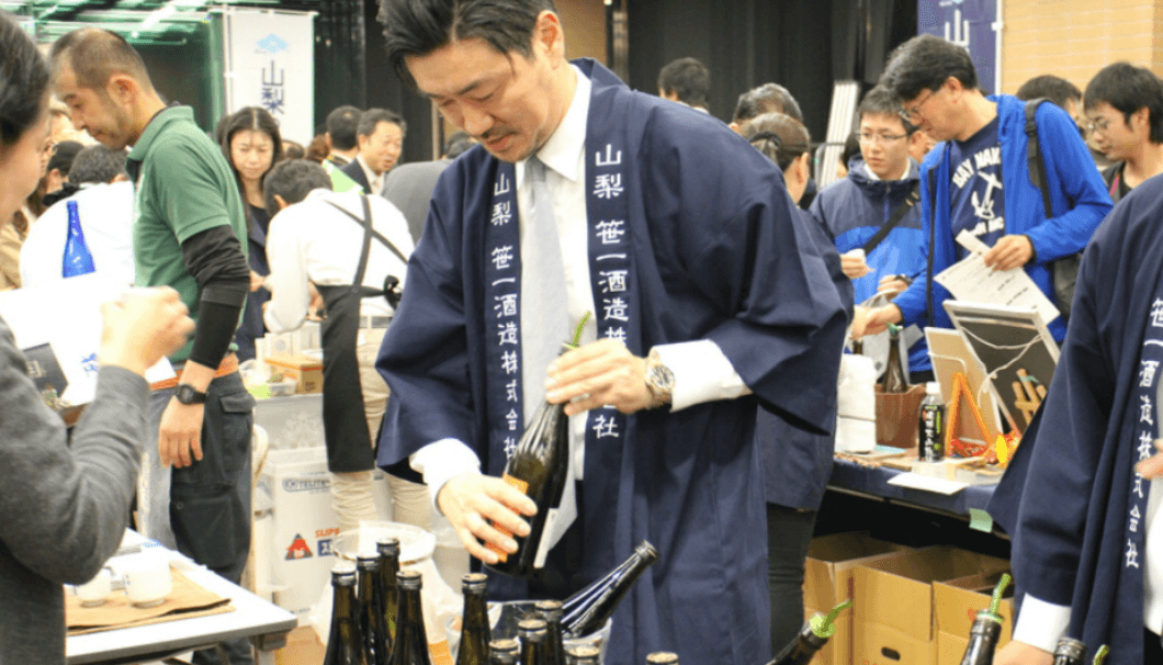 秋に行われた、山梨県の日本酒イベントでお酒をサーブする天野怜さん