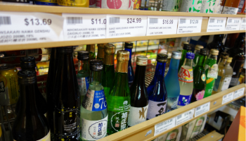 海外のスーパーに陳列されている日本酒
