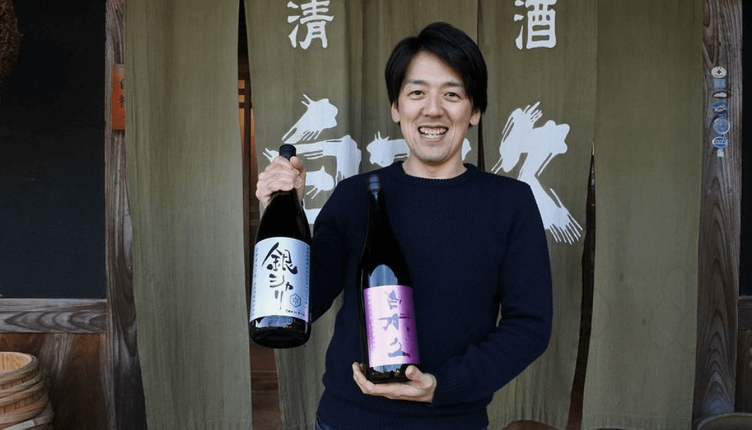 酒造りに使う米を食用米に限定して美酒造りに挑んでいる蔵元杜氏がいます。京都府京丹後市にある白杉酒造の代表取締役・白杉悟さんがボトルを持って笑顔の写真