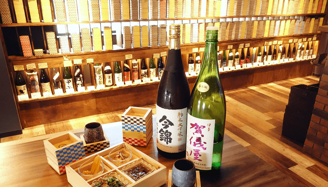 AKATSUKI NO KURA(あかつきのくら)店内の壁一面に並ぶ常時100種類を超える日本酒
