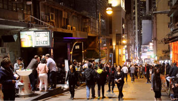 香港の夜、人々がゆきかう風景写真