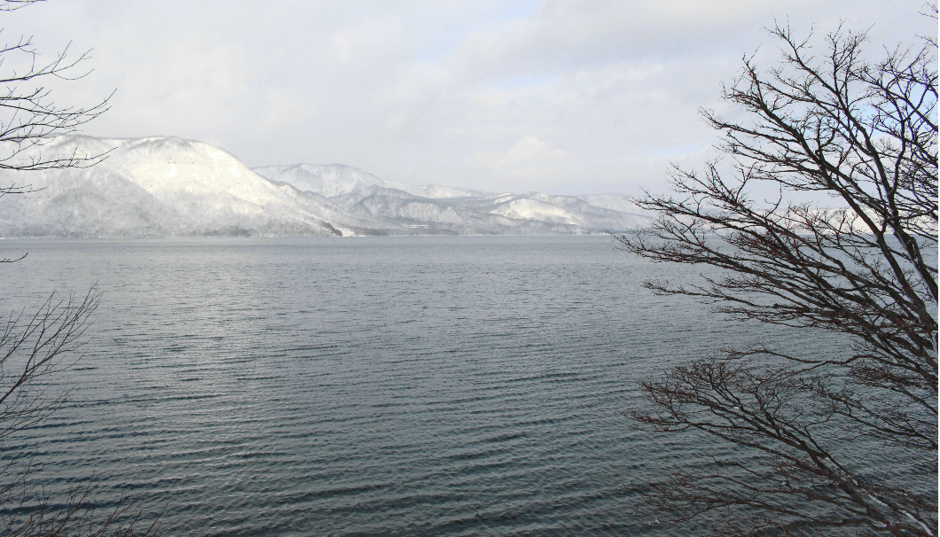 雪中タンクの近くにある十和田湖の写真