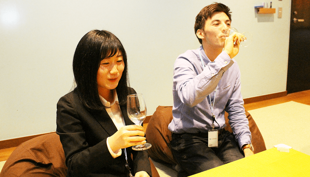 「甲子　春酒香んばし」を飲む渡邊義さんと國弘遥さん