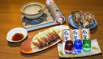 新宿歌舞伎町にある居酒屋、うまいもんの本店で撮った日本酒とホタルイカの写真