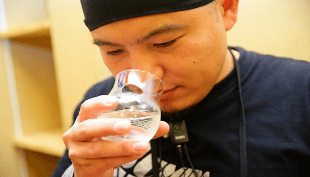 日本酒学講師と焼酎利き酒師の資格を持ち、MARUチーフの丸満竜太さんの写真
