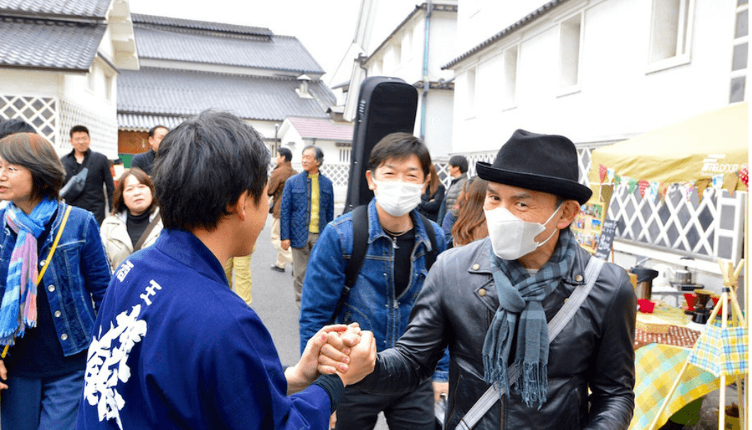 出演者の方と固い握手を交わす太田さん