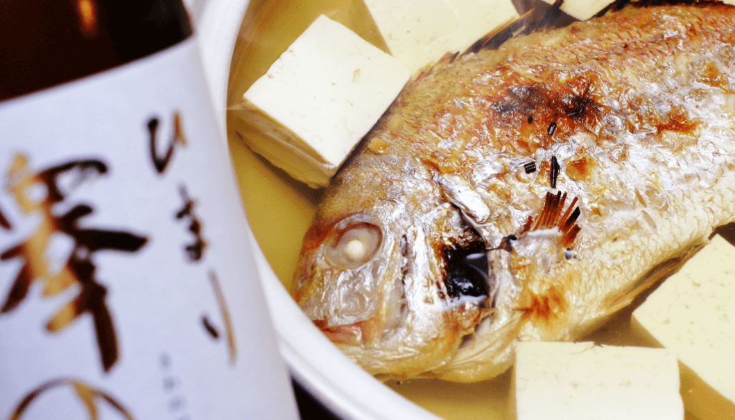 鯛の塩焼き鍋と日本酒、澤の花ひまりの写真