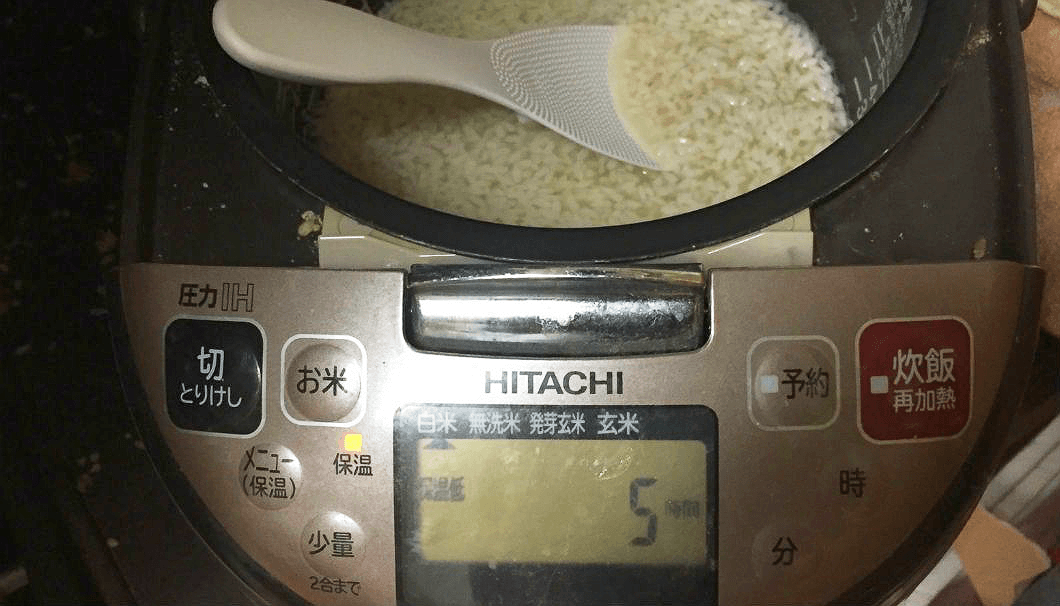 米麹とお湯を入れた炊飯器で保温