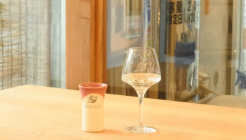 東京・三軒茶屋で醸造所とバー「Whim Sake & Tapas」、カウンターの上でグラスに入った日本酒の写真