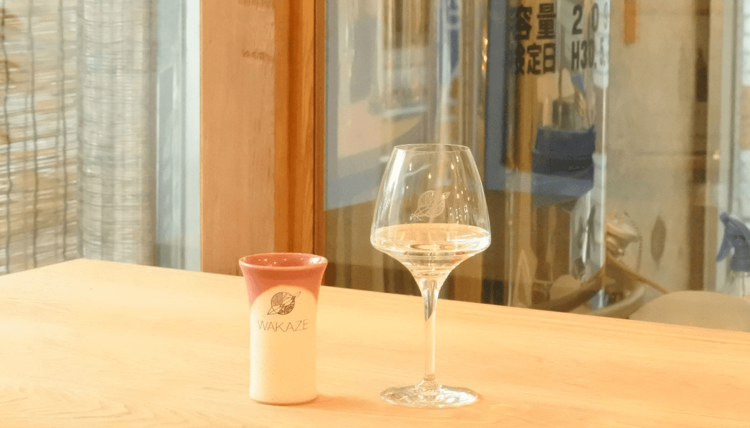 東京・三軒茶屋で醸造所とバー「Whim Sake & Tapas」、カウンターの上でグラスに入った日本酒の写真
