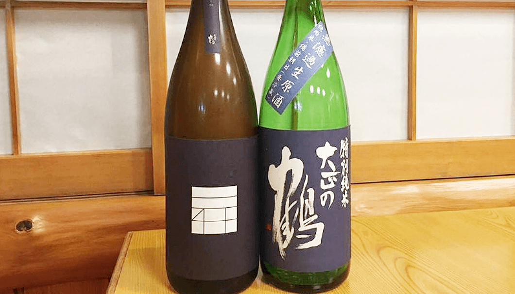「大正の鶴 特別純米 無濾過生原酒」（右）と「大正の鶴 RISING 60 特別純米」（左）