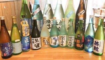 京都市の屋台村「伏水酒蔵小路」で開催される【夏酒フェア～伏水酒蔵小路に夏がくる～】で提供される日本酒のボトルが並ぶ写真