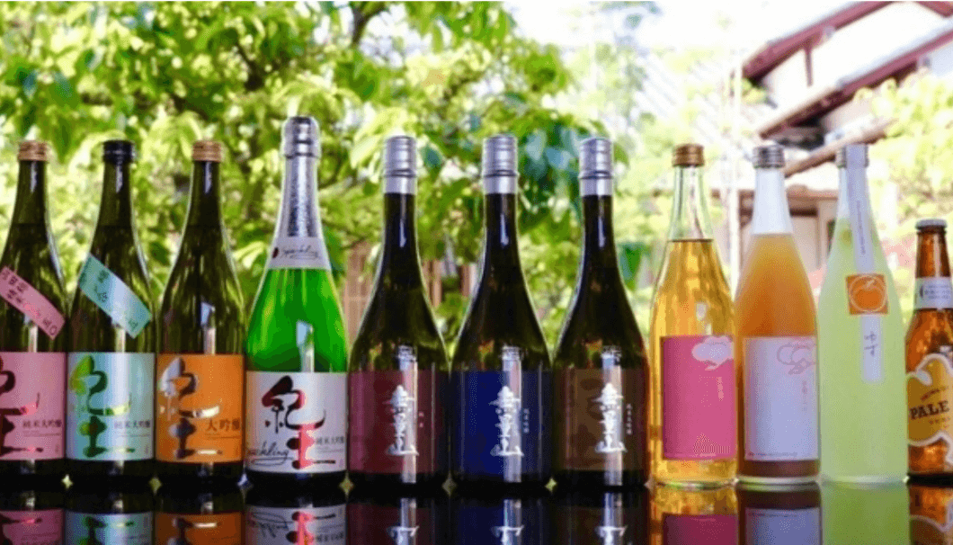 平和酒造株式会社(和歌山県海南市)の紀土・無量山などのボトルが並んでいる写真