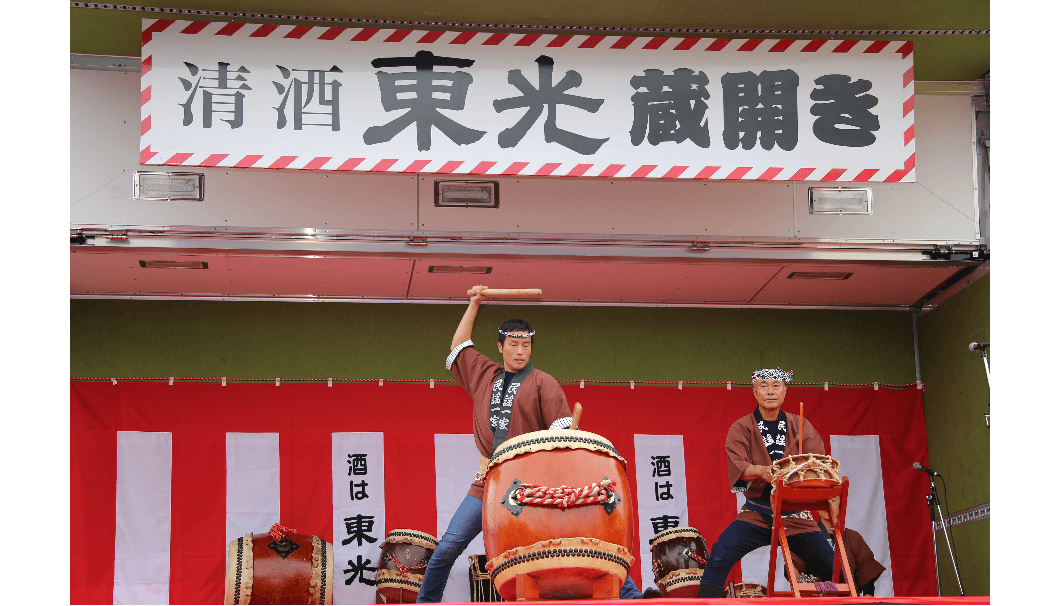 小嶋総本店(山形県米沢市)の東光「蔵開き」の様子。ステージで和太鼓を叩く男性の写真。