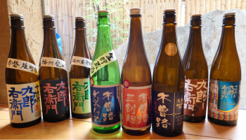 長野県・湯川酒造店の「木曽路」「十六代九郎右衛門」のボトルが並んでいる写真