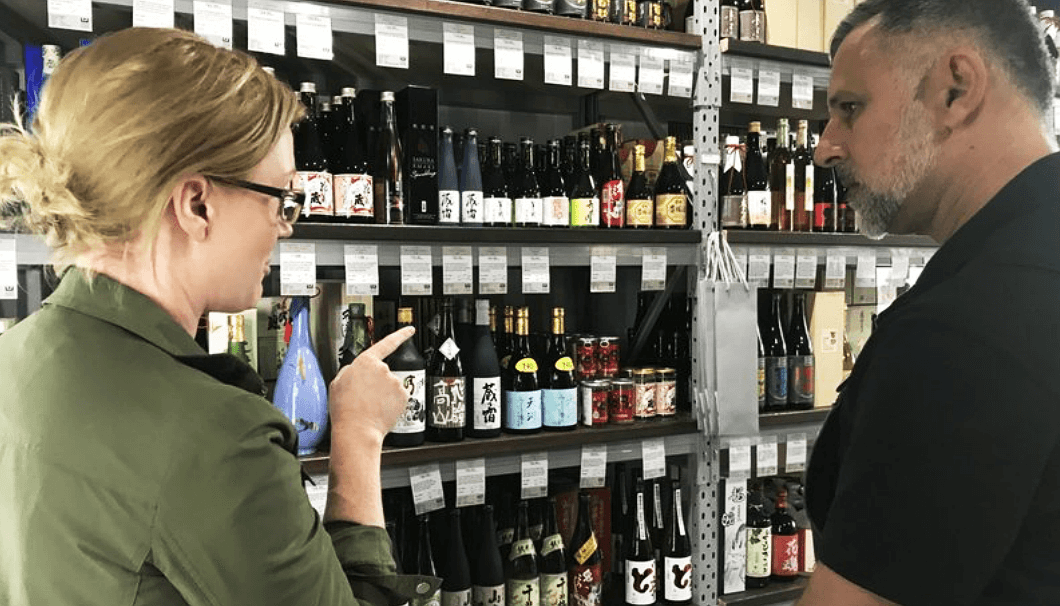 購入する日本酒を選ぶ「Discover Aged Sake」の参加者