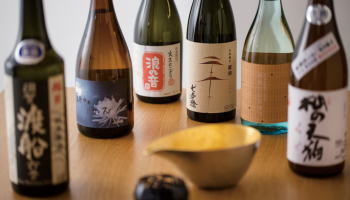 "300銘柄を超える滋賀の地酒が揃う「滋賀 地酒の祭典」”のイメージ画像。日本酒が数本並んでいる写真