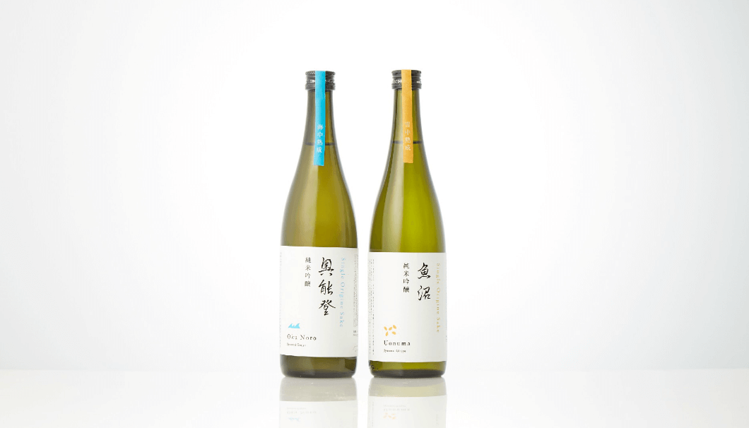 「KURAND」と三越伊勢丹が共同開発「Single Origine Sake 奥能登 海中熟成」と「Single Origine Sake 魚沼 雪中熟成」のボトルが並んでいる写真
