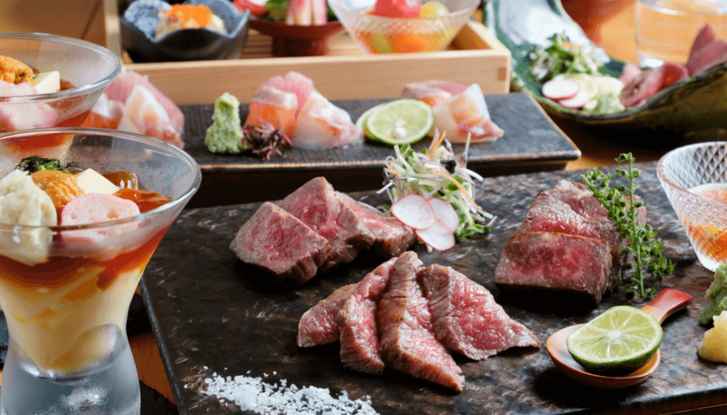 『肉割烹　かぐら』の肉料理各種がテーブルに並んでいる写真
