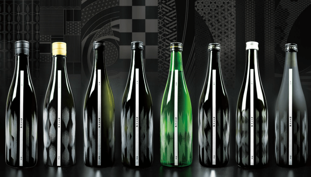 日本伝統文様 x 世界Topデザイナーのグラフィックパターンがあしらわれたボトルが並んだ写真