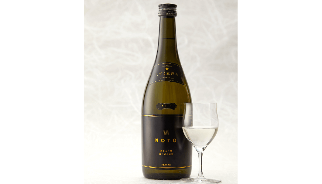日本酒 「NOTO 純米大吟醸 しずく直汲み 2018」ボトルとグラスの写真
