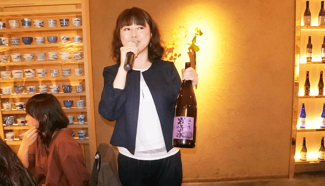 フードイベントで日本酒の説明をする井賀屋酒造場の小古井枝里さん