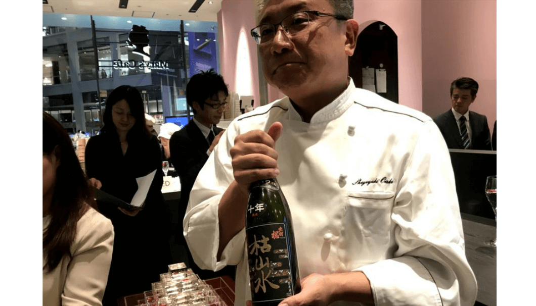 大石ショコラティエが日本酒を持っている写真
