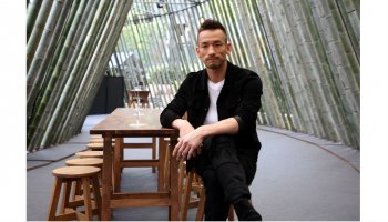 中田英寿が「CRAFT SAKE WEEK at ROPPONGI HILLS 2018」の会場でイスに座っている写真