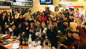 日本酒女子会のパーティーの様子。女性たちが集まった集合写真。