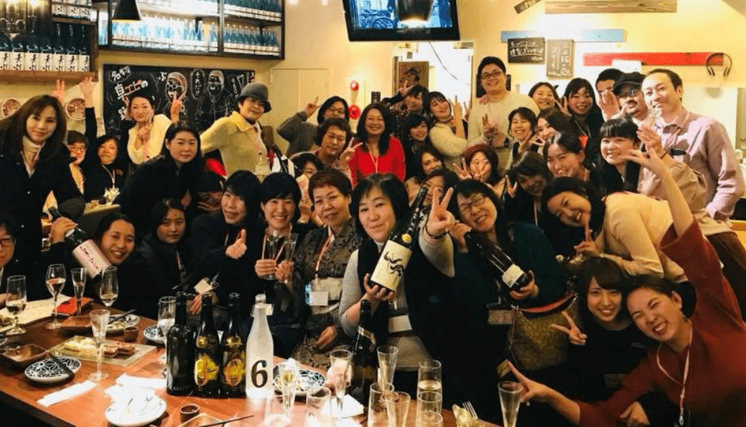 日本酒女子会のパーティーの様子。女性たちが集まった集合写真。