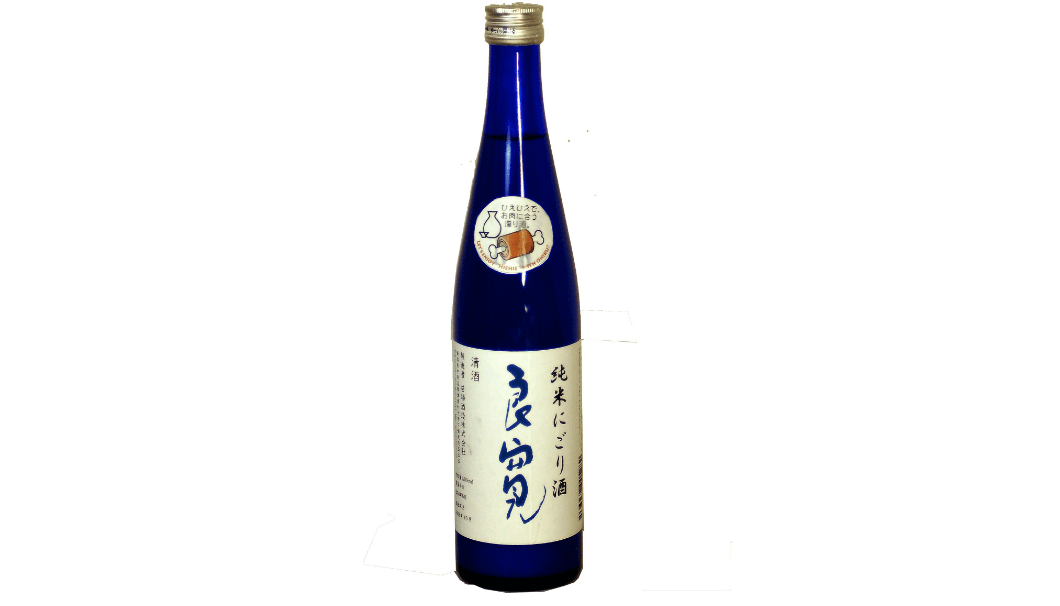 苗場酒造株式会社(新潟県中魚沼郡)が、4年間低温貯蔵した純米にごり酒「お肉に合う純米にごり良寛熟成酒H25BY」の青いボトルの写真