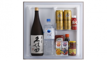 「3ドア冷凍冷蔵庫」のドアポケットに日本酒１升瓶やビール500mlが入っている写真