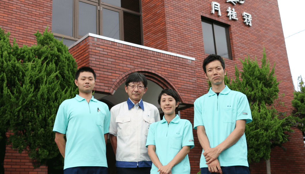 月桂冠総合研究所の秦所長と3人の若手社員