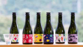 新潟の白瀧酒造の日本酒「my time」のボトルが並んでいる写真