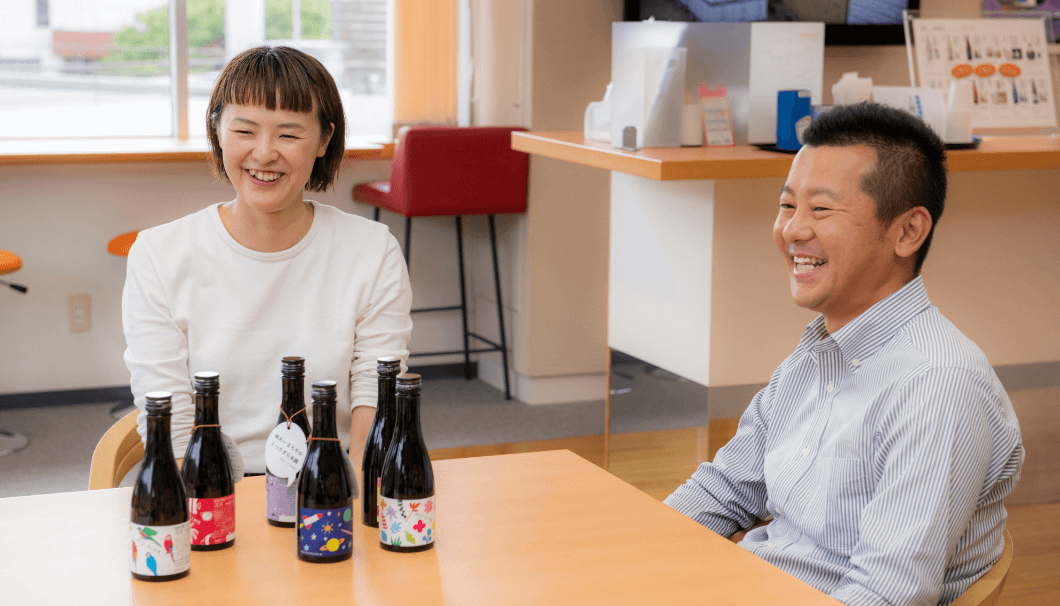 白瀧酒造の日本酒「my time」のデザインの構想から今後の展望までを、高橋社長とイラストを担当されたイラストレーターの神田さんの写真