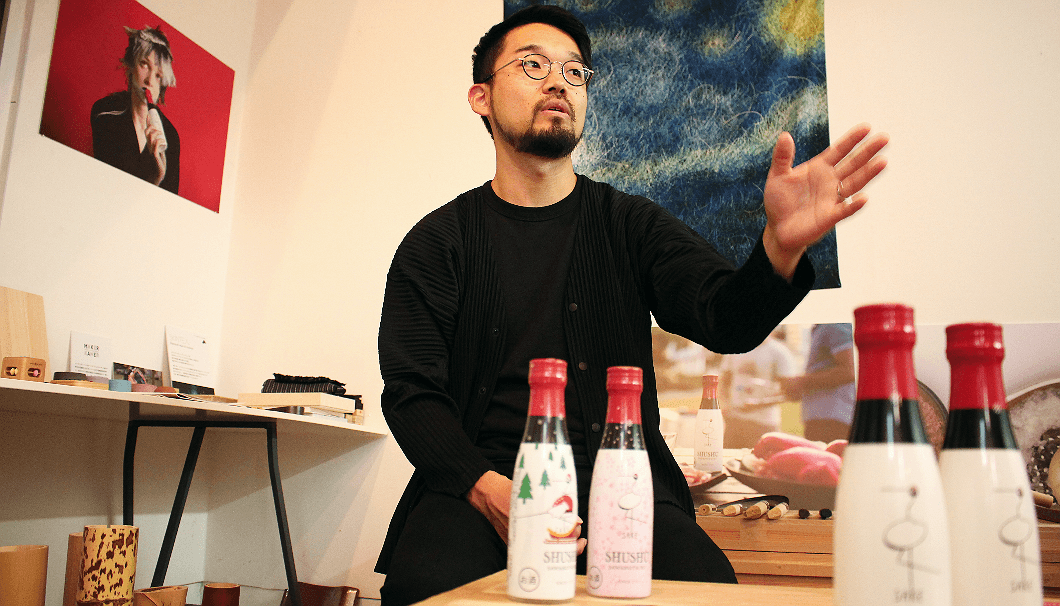 沢の鶴の純米酒SHUSHUのデザインを手がけた、デザインスタジオ「合同会社シーラカンス食堂」代表＆デザイナーの小林新也さん