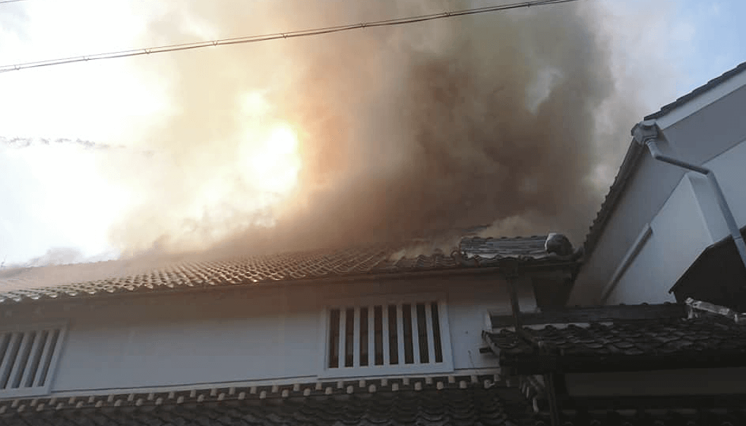 火災で蔵が半焼した兵庫県の山陽盃酒造の様子