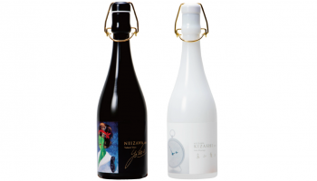 7%まで精米した世界最高級の日本酒「 NIIZAWA」 と「NIIZAWA KIZASHI」の2018 年版のボトルが並んだ写真