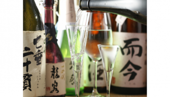 「而今」などの日本酒ボトルとグラスが並んだ写真