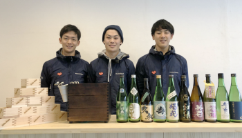 「SAKE BASE」を運営する22歳の3人がカウンターに立っている写真