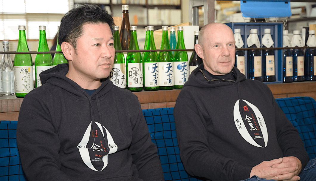 熊澤酒造の杜氏である五十嵐哲朗さんと、「全黒」ディレクター兼杜氏を務めるデイビット・ジョールさん