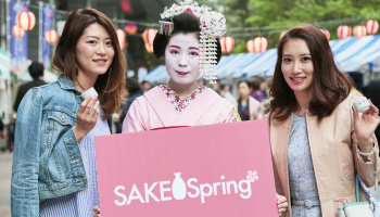 Sake Springボードと舞妓さん写真